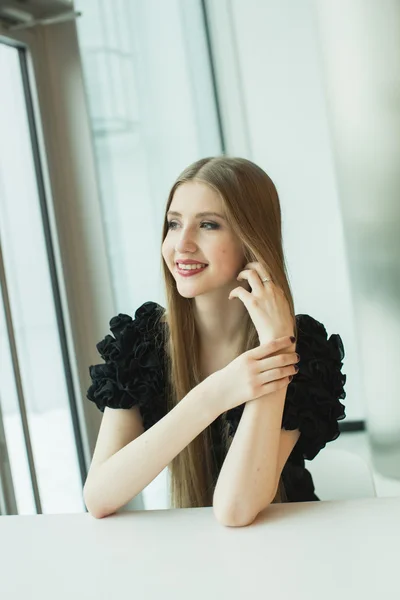 Retrato de hermosa joven en vestido — Foto de Stock