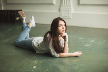 Photostudio iç genç bayan portresi