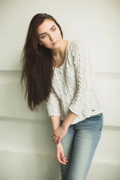 Retrato de la joven en el interior del fotoestudio —  Fotos de Stock