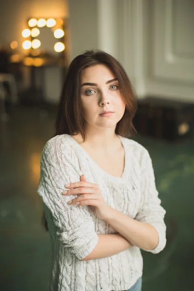 Retrato de la joven en el interior del fotoestudio —  Fotos de Stock