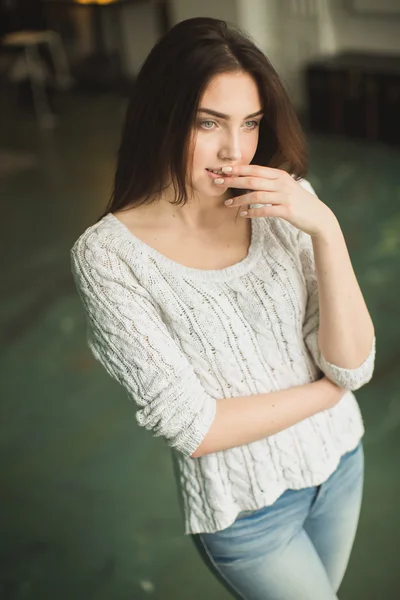 Retrato de la joven en el interior del fotoestudio —  Fotos de Stock