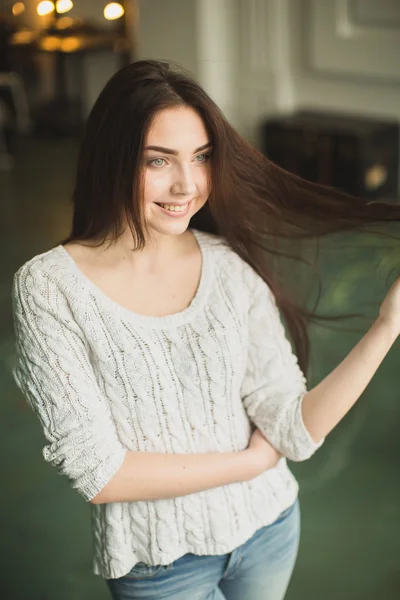 Retrato de la joven en el interior del fotoestudio — Foto de Stock