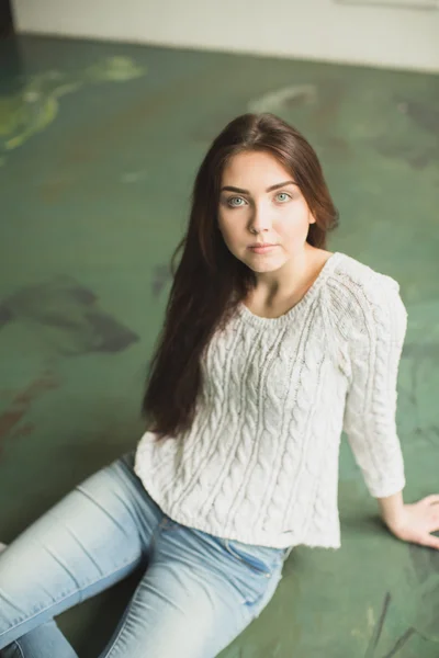 Retrato de la joven en el interior del fotoestudio —  Fotos de Stock