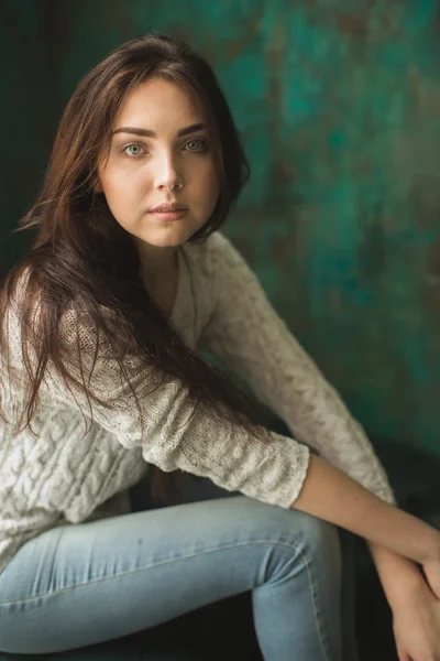 Retrato de la joven en el interior del fotoestudio —  Fotos de Stock