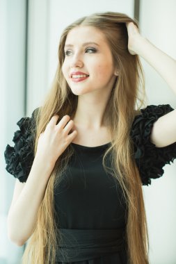 Uzun saçlı bir kızın portresi