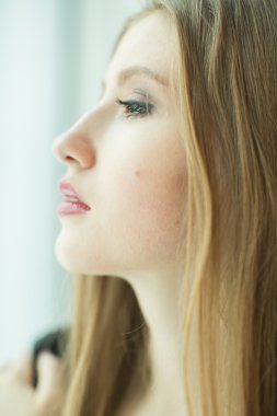 Uzun saçlı bir kızın portresi