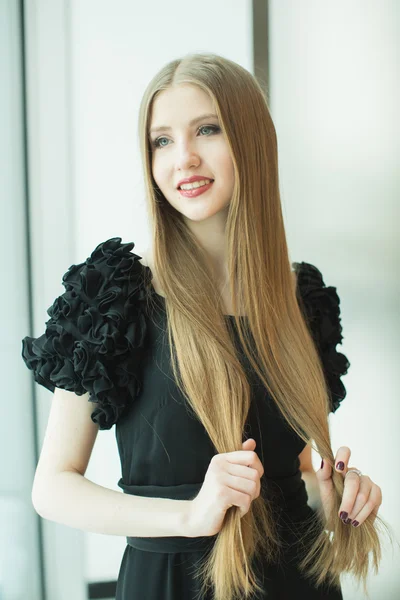 Retrato de menina com cabelo comprido — Fotografia de Stock