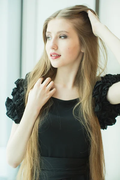 Retrato de menina com cabelo comprido — Fotografia de Stock