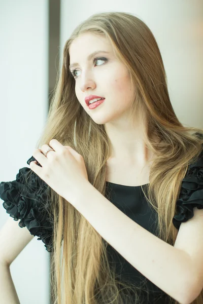 Retrato de menina com cabelo comprido — Fotografia de Stock