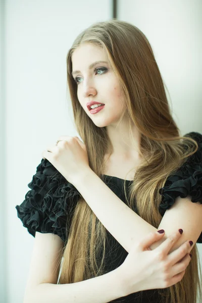 Retrato de chica con el pelo largo — Foto de Stock