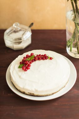 ahşap arka plan üzerinde kuş üzümü ile yoğurt kek