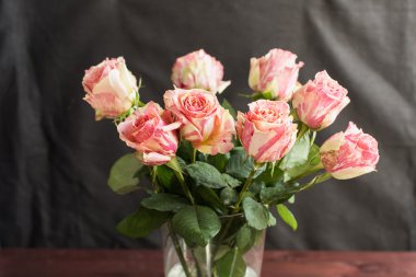 güzel ahşap arka plan üzerinde vazoda pembe Gül çiçekler