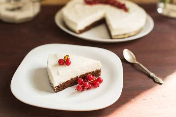 Torta di formaggio allo yogurt con ribes rosso fresco sul tavolo di legno — Foto Stock