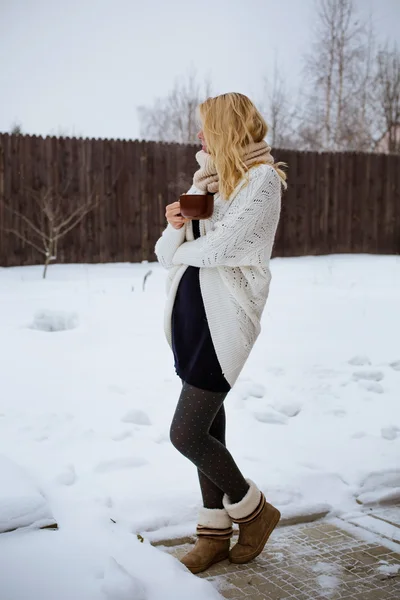 Holka pije horký čaj v zimě — Stock fotografie