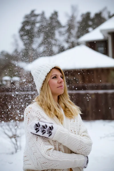 Zimní portrét roztomilý dívka — Stock fotografie