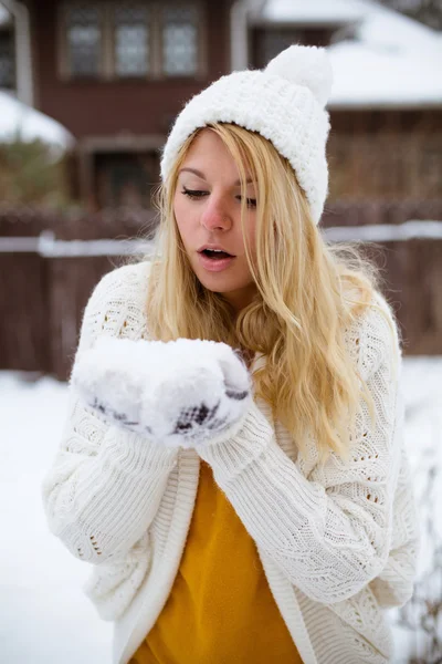 Mulher jogando neve no ar nas férias de inverno — Fotografia de Stock