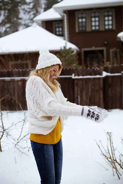 Žena, házení sněhu ve vzduchu na zimní dovolenou — Stock fotografie