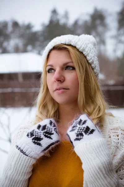 Retrato de inverno de menina bonito — Fotografia de Stock