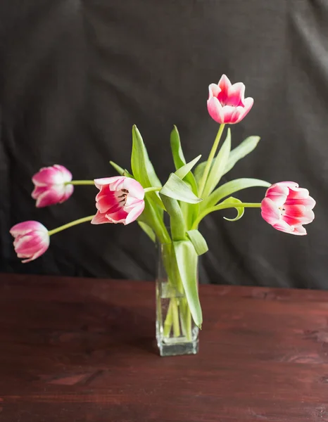 Rosa Tulpen in Vase auf hölzernem Hintergrund — Stockfoto