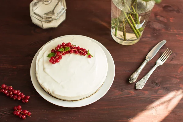 Йогуртовый торт с смородиной на деревянном фоне — стоковое фото