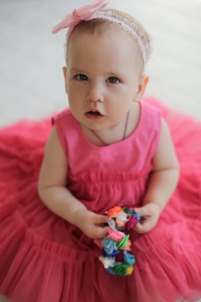 핑크 드레스에 귀여운 여자의 초상화 — 스톡 사진
