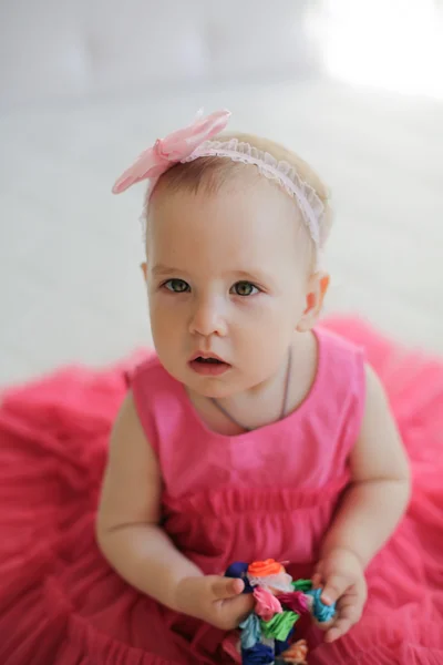 Portret van schattig klein meisje in roze jurk — Stockfoto