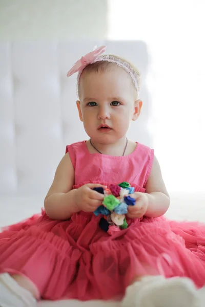Retrato de niña linda en vestido rosa —  Fotos de Stock