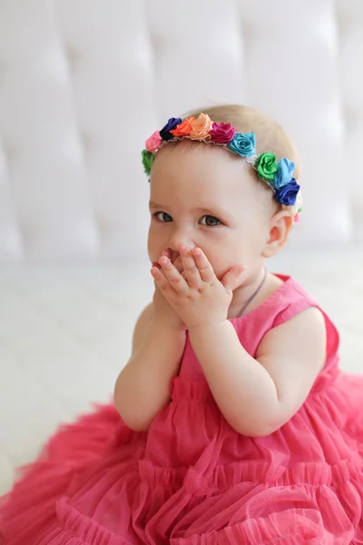 Retrato de niña linda en vestido rosa —  Fotos de Stock