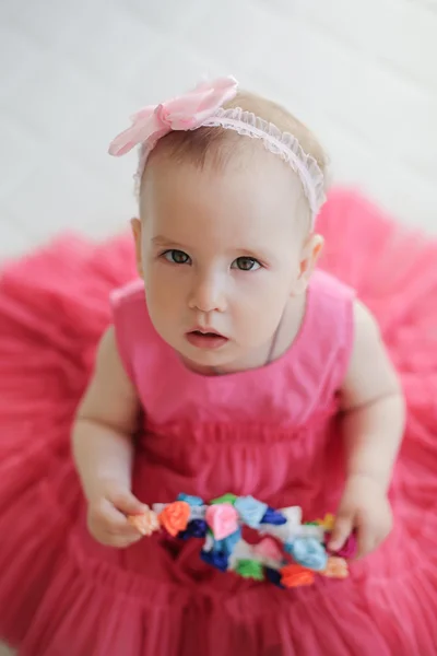 Portret van schattig klein meisje in roze jurk — Stockfoto