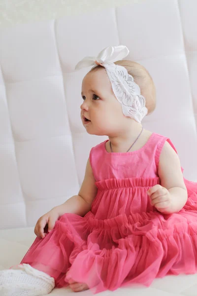 Portret van schattig klein meisje in roze jurk — Stockfoto