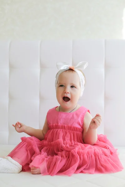 Portret van schattig klein meisje in roze jurk — Stockfoto