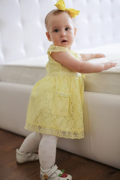 노란색 드레스 소녀 — 스톡 사진