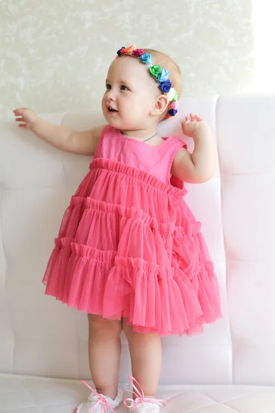 Retrato de menina bonito em vestido rosa — Fotografia de Stock