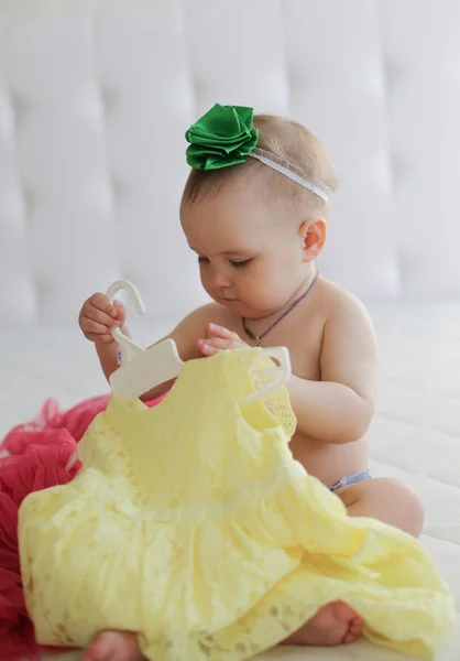 Bambina scegliere vestito — Foto Stock