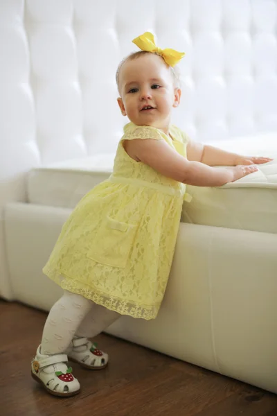 Niña en vestido amarillo —  Fotos de Stock