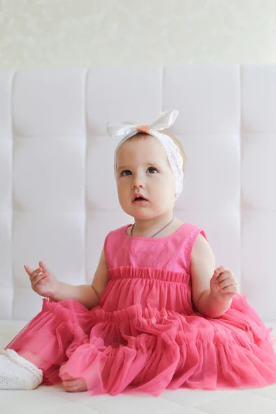 Ritratto di graziosa bambina in abito rosa — Foto Stock