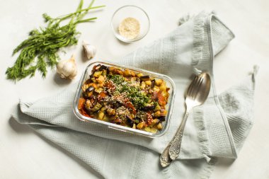 sebze ile pişmiş makarna