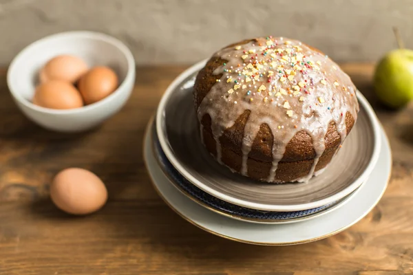 Easter cake with icing and eggs — Stock Photo, Image