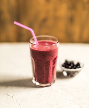 Siyah frenk üzümü ile güler yüzlü