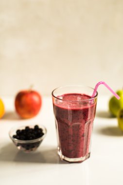 Siyah frenk üzümü ile güler yüzlü