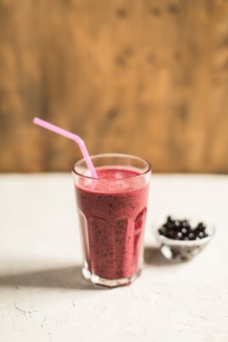 Siyah frenk üzümü ile güler yüzlü