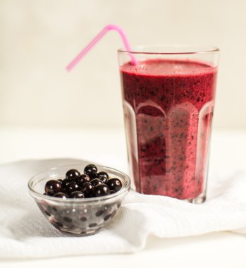 Bardak taze Siyah frenk üzümü