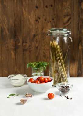 İtalyan makarna ile domates ve fesleğen, üstten görünüm