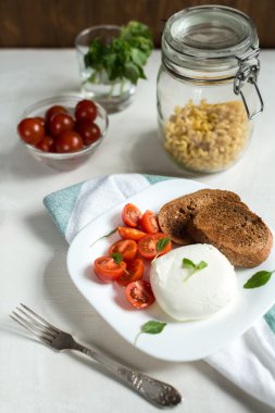 Plaka Caprese salatası ile Mozzarella peyniri, domates, fesleğen bir