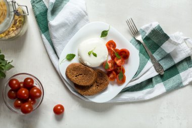 Domatesli ve mozarellalı Caprese salatası
