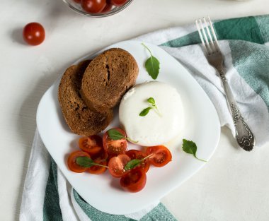 Domatesli ve mozarellalı Caprese salatası