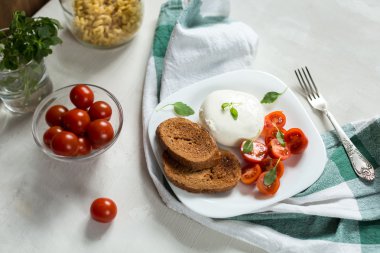 Domatesli ve mozarellalı Caprese salatası