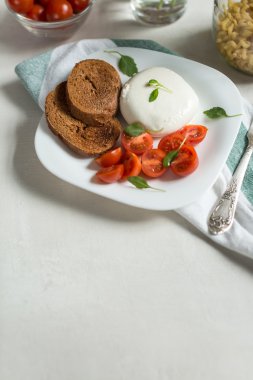 Plaka Caprese salatası ile Mozzarella peyniri, domates, fesleğen bir