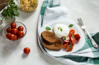 Domatesli ve mozarellalı Caprese salatası