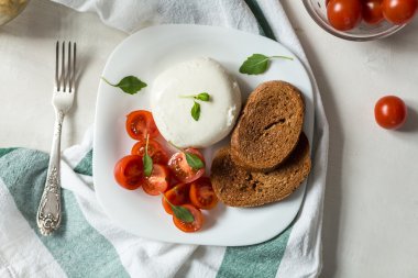 Domatesli ve mozarellalı Caprese salatası